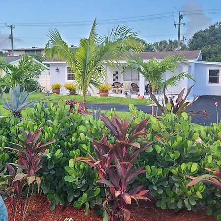 Palm Springs 3-Bedroom 2-Bath 5 Miles To The Beach
